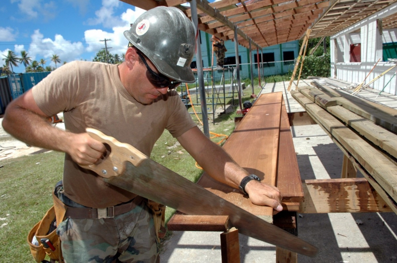 menuisier-LES ARCS-min_worker_construction_building_carpenter_male_job_build_helmet-893290